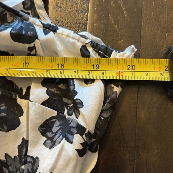 White House Black Market Floral Black and White Women's Top - Picture 5 of 6